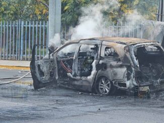 Miniván queda envuelta en llamas tras chocar contra poste en la Teófilo Borunda