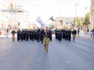 Participan contingentes de deportistas y policías municipales en desfile por el 115 Aniversario de la Revolución Mexicana