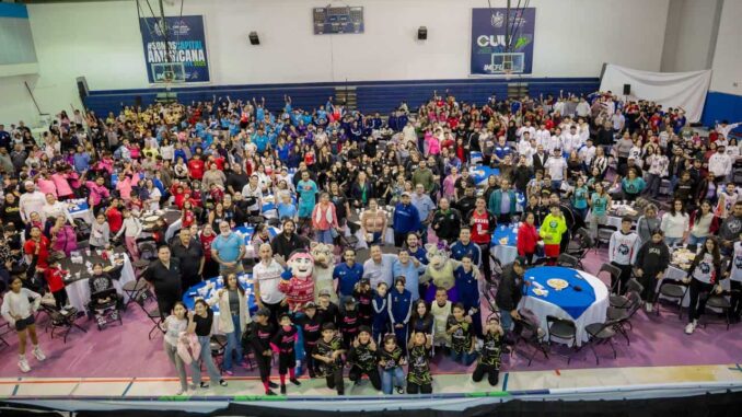 Reconoce Marco Bonilla a deportistas de la ciudad y les realiza posada navideña