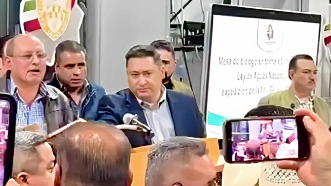 Productores irrumpen y expulsan entre gritos de “traidor” a Martín Solís en debate por Ley de Aguas