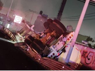 Vuelca pipa con amoniaco sobre la México-Pachuca