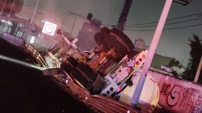 Vuelca pipa con amoniaco sobre la México-Pachuca