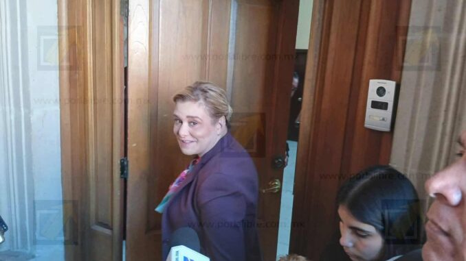 Maru Campos reprueba exhibición de lona pro-Bonilla durante desfile revolucionario