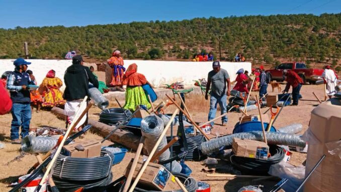 Apoya Estado apoyo alimentario y de labranza a habitantes de comunidades de Carichí