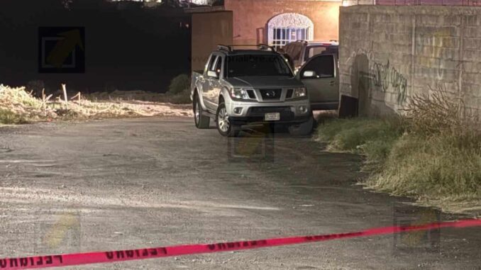 Hallan a un hombre sin vida junto a camioneta en la Ampliación Crucero