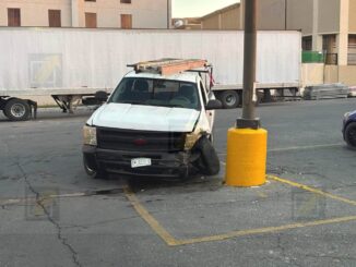 Pickup presenta  inesperada falla mecánica y se estrella contra base de concreto