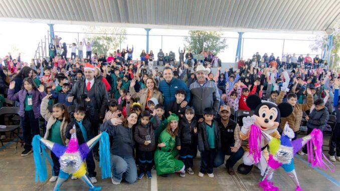 Lleva Marco Bonilla la Navidad a niños de zona rural Ejido Ocampo con Mega Posada