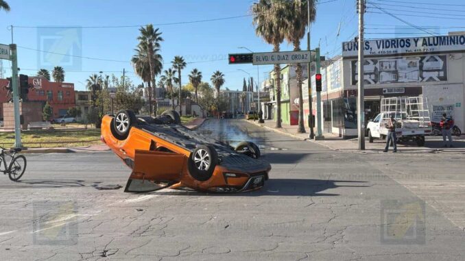 Volcadura en pleno centro deja cuantiosos daños pero ningún lesionado