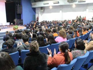 Imparten con éxito a estudiantes conversatorio Rompiendo el silencio 25 N
