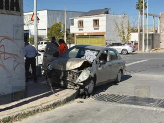 Conductora ignora alto y provoca choque contra vivienda; un lesionado