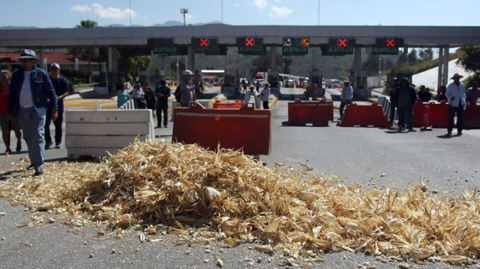 Permanecen bloqueos de agricultores; gente lleva 48 h varada en carreteras y autopistas