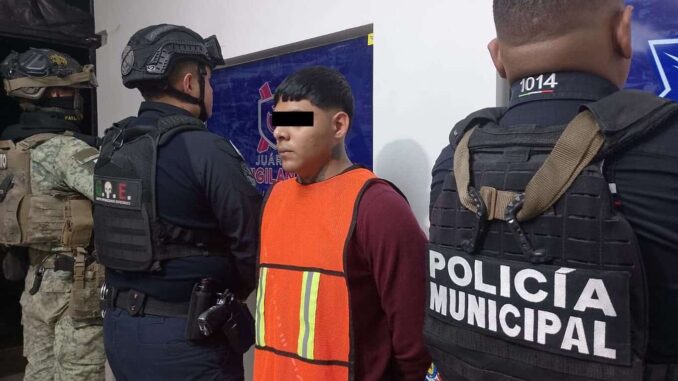 Lo detienen por robo de vehículo y posesión de arma de fuego