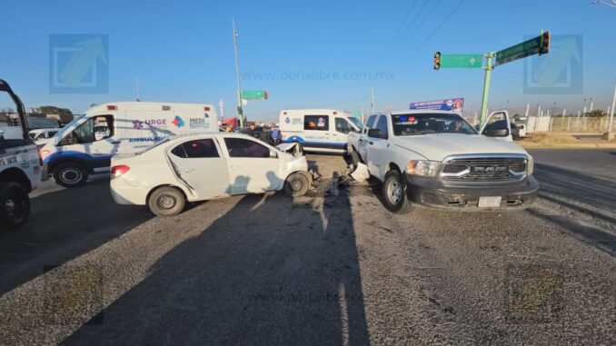 Chocan escoltas de Gilberto Loya contra Uber; 3 lesionados leves