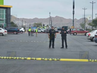 Hallan a hombre sin vida dentro de vehículo en estacionamiento de un supermercado