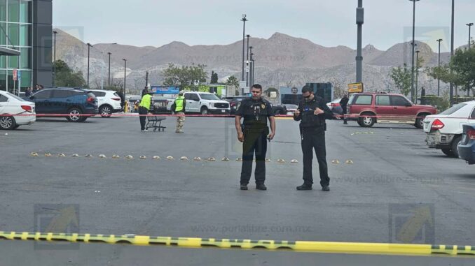 Hallan a hombre sin vida dentro de vehículo en estacionamiento de un supermercado
