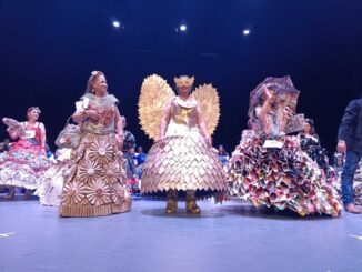 Abuelitas de los Club del Abuelo del Municipio desfilan en el Concurso de Reciclaje 2025