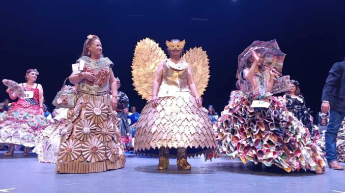 Abuelitas de los Club del Abuelo del Municipio desfilan en el Concurso de Reciclaje 2025