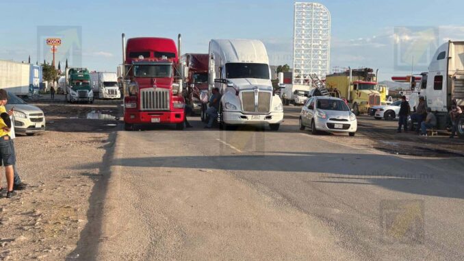 Traileros bloquean carretera libre y autopista a Juárez; exigen devolución de una extorsión