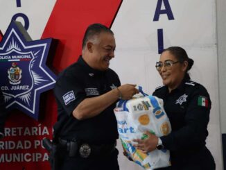 Entrega Canaco despensas a policías municipales