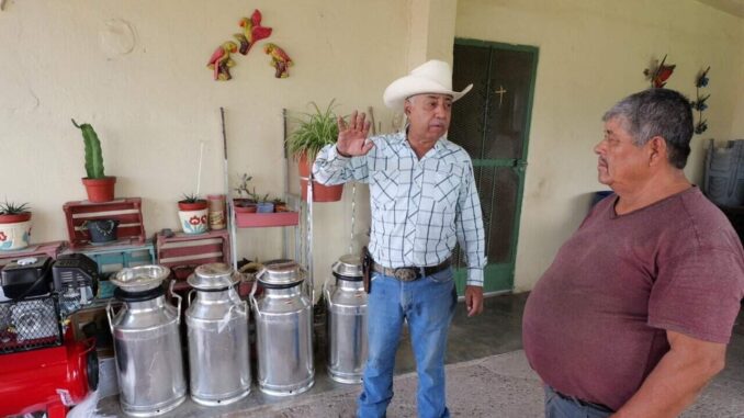 Diputado Arturo Zubía entrega 2 ordeñadoras a productores lecheros en Altavista