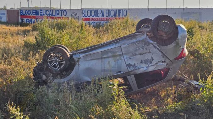 Abandonan vehículo tras volcadura en carretera Aldama-Chihuahua