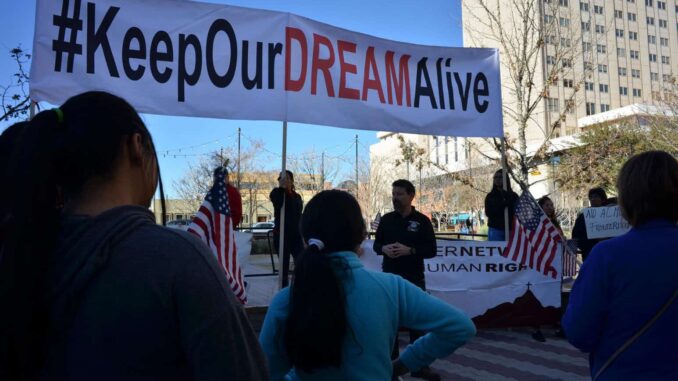 Liberan a un ‘soñador’ que fue detenido ilegalmente por el ICE en EE.UU.