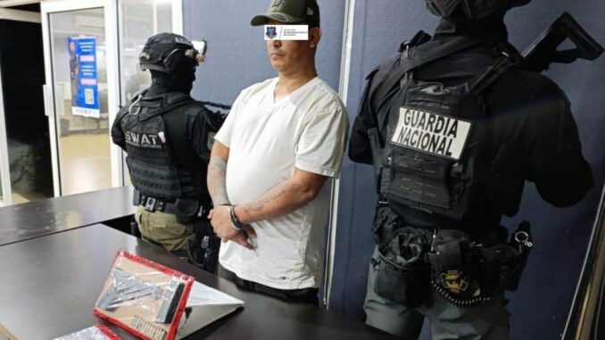 Detienen a sujeto armado y con droga en la colonia Praderas del León