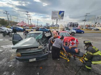 Conductor de un auto rojo pierde el control y brinca camellón antes de impactar contra una pickup