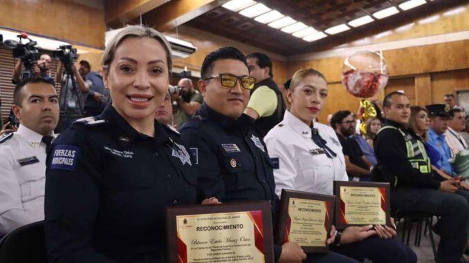 Reconocen a tres policías municipales como empleados del año