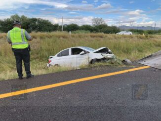 Conductor pierde el control y vuelca en la carretera Delicias–Chihuahua