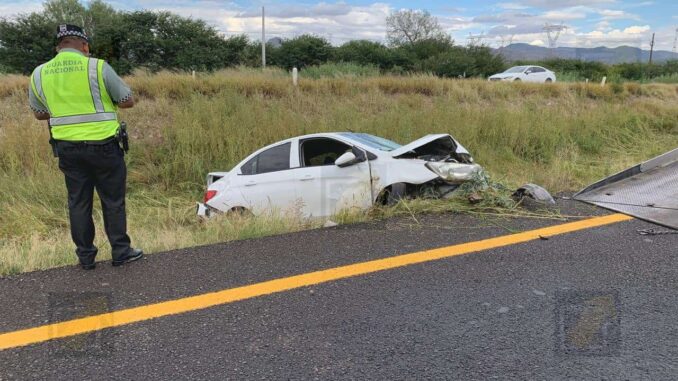 Conductor pierde el control y vuelca en la carretera Delicias–Chihuahua