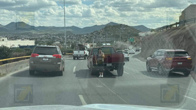 Pierde una llanta y queda varada en medio del periférico de la Juventud