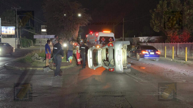 Choque con volcadura provoca movilización en la colonia Nombre de Dios