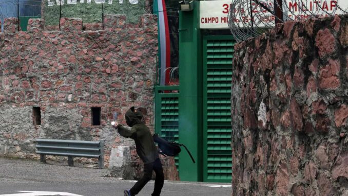 Atacan instalaciones militares en Chilpancingo por caso Ayotzinapa