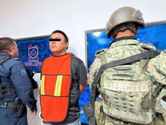 Finge ser policía para robar un auto; lo detienen