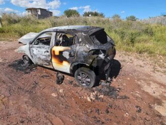 Incendio consume vehículo en colonia Granjas Universitarias