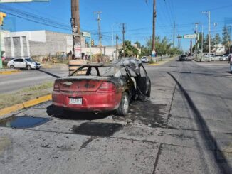 Abandonan vehículo calcinado sobre la avenida de las Industrias
