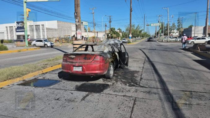 Abandonan vehículo calcinado sobre la avenida de las Industrias
