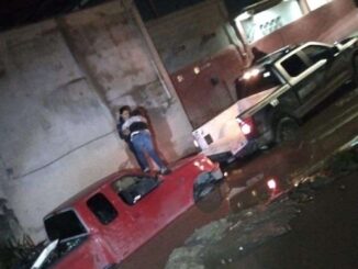Apoyan policías municipales a ciudadanos durante la lluvia de ayer