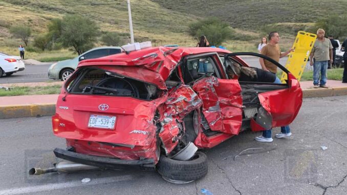Choque en el Periférico R. Almada deja tres heridos y provoca fuerte caos vial