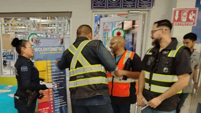 Capacitan a empleados de maquiladora sobre violencia familiar y de género