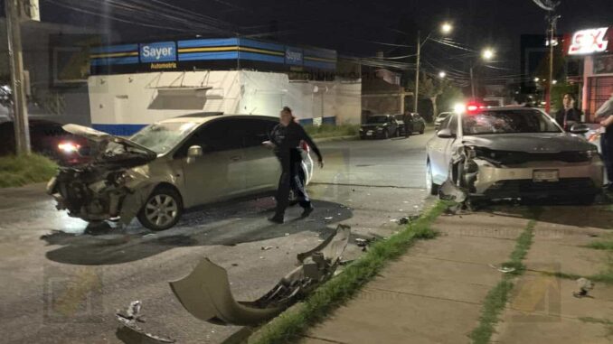 Choque entre dos vehículos provoca incendio en la colonia Granjas