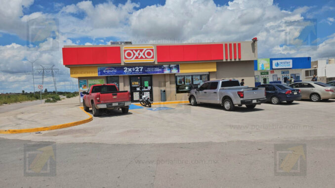 Ladrón armado con cuchillo roba más de 10 mil pesos en Oxxo 