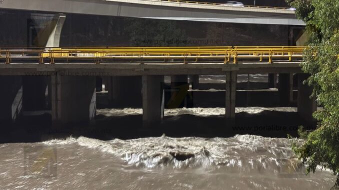 Fuerte corriente del río Chuvíscar moviliza a cuerpos de emergencia tras reporte de una persona arrastrada