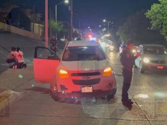 Choque y volcadura en avenida Teófilo Borunda deja una conductora lesionada