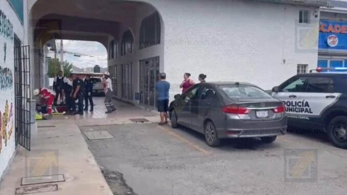 Adulto mayor sufre fractura tras caída en plaza de Colinas del Sol