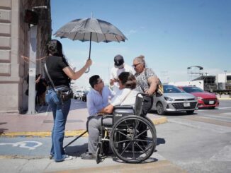Atiende Rafa Loera a manifestantes; levantan bloqueo frente a palacio