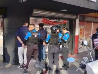 Detienen a dos jóvenes por pagar con billetes falsos en comercios del centro