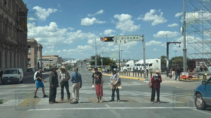 Vecinos de El Porvenir afectados por lluvias bloquean calles 