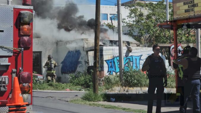 Voraz incendio moviliza a bomberos en la colonia Granjas